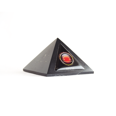 piramida_s_nakleikoi_vesi_1